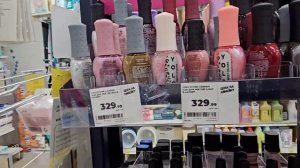 Идём с сестрой в Магнит. Ищем мне помаду поярче.