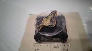 Райизит кипрейного цвета на буром серпентините (змеевике)