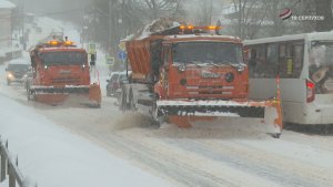 Коммунальщики Серпухова устраняют последствия снегопада