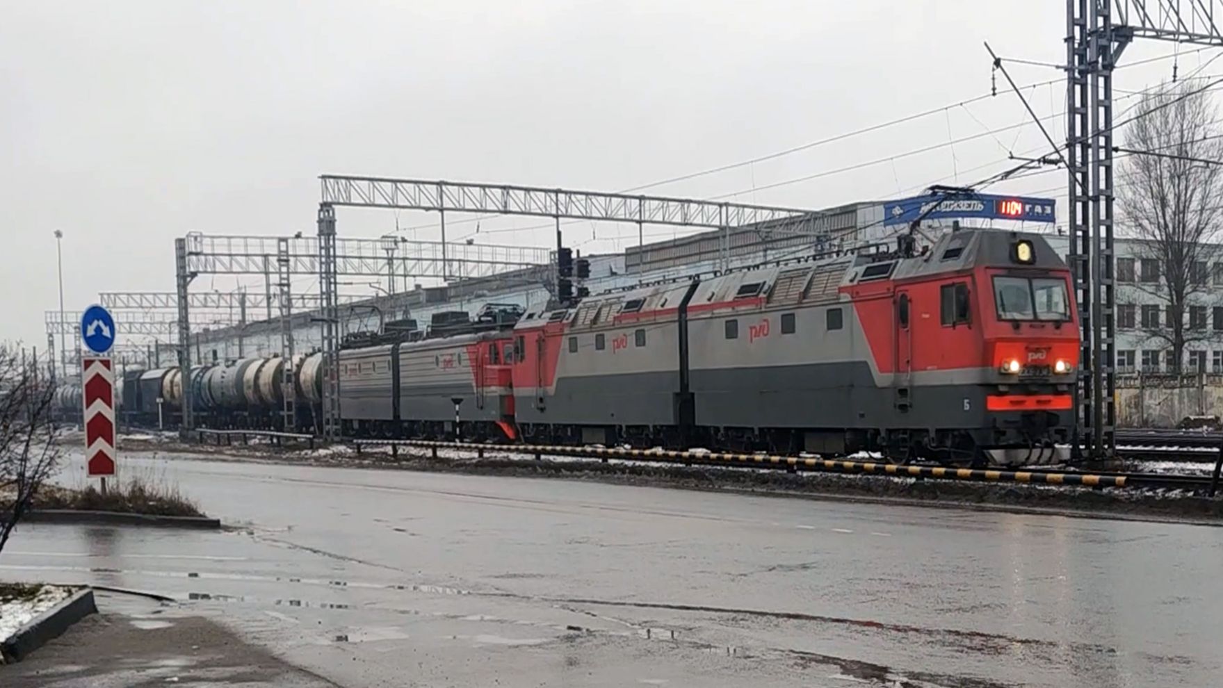 Электровозы 2ЭС6 Синара и ВЛ11М с грузовым поездом смотреть онлайн