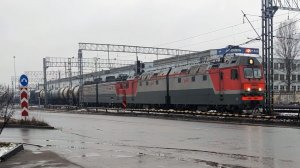 Электровозы 2ЭС6 Синара и ВЛ11М с грузовым поездом