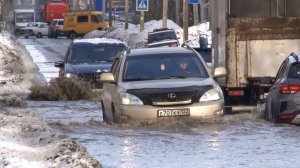Потепление превратило выезды из бийских дворов в снежную кашу, а дороги - в водоёмы