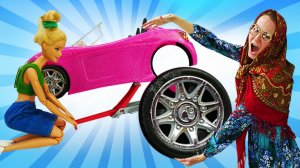 БАРБИ ХОЧЕТ УЕХАТЬ ИЗ ДЕРЕВНИ, НО БАБА МАНЯ СПРЯТАЛА МАШИНУ!🚗👵 А тут ещё ТРАКТОРИСТ появился! 🚜😱