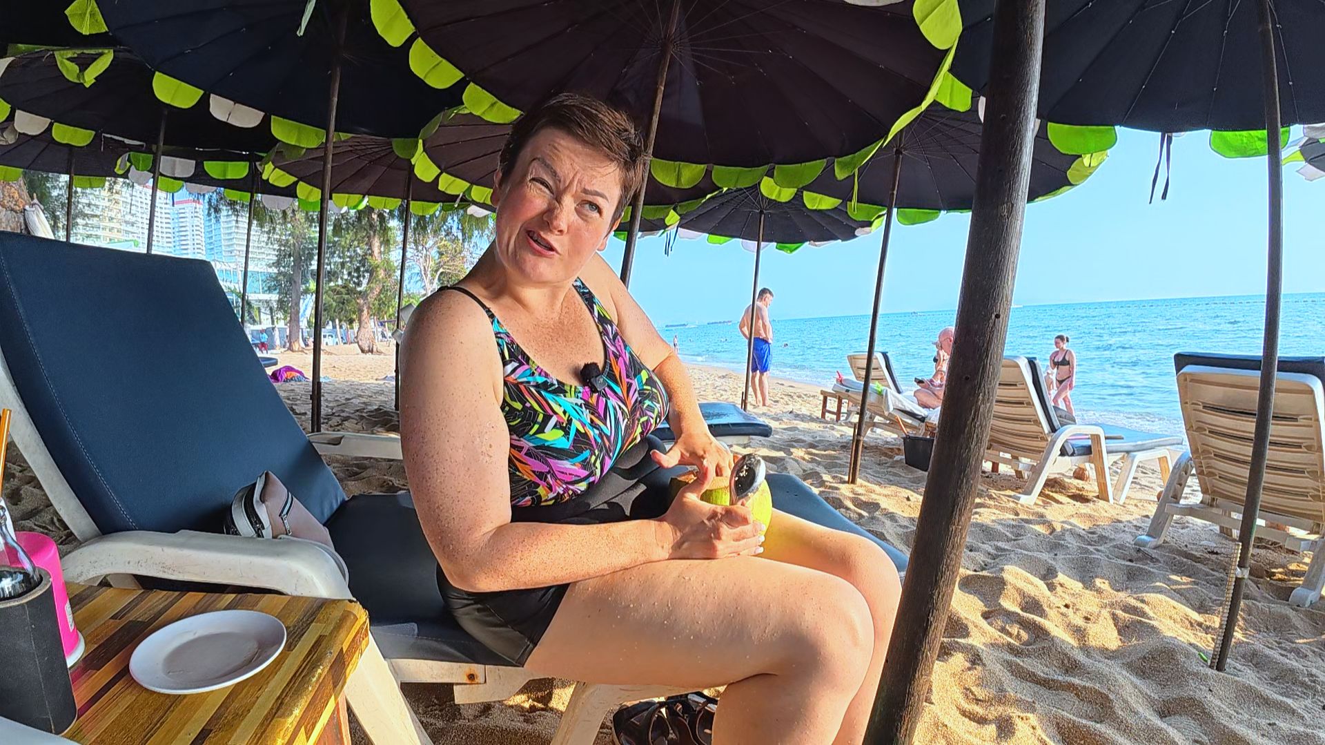 БОРЮСЬ с ГОЛУБЯМИ за кокос на пляже в Паттайе! Загораем и БОЛТАЕМ о МЕСТНЫХ обитателях) Таиланд Влог смотреть онлайн