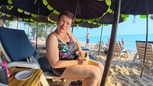 БОРЮСЬ с ГОЛУБЯМИ за кокос на пляже в Паттайе! Загораем и БОЛТАЕМ о МЕСТНЫХ обитателях) Таиланд Влог