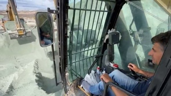 Экскаваторы Caterpillar 352F и Caterpillar 385C, погрузчики и оператор POV