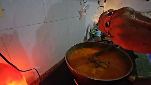 Индийский муж готовит индийское блюдо Шахи Панир. смотреть онлайн