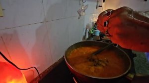 Индийский муж готовит индийское блюдо Шахи Панир.