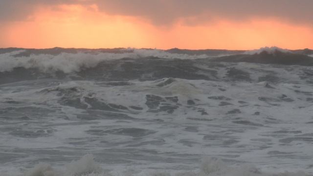 Большой шторм в Сочи. Пляж Якорная Щель, шторм нанёс песок вместо гальки и кучи веток, корней. смотреть онлайн