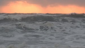 Большой шторм в Сочи. Пляж Якорная Щель,  шторм нанёс песок вместо гальки и кучи веток, корней.