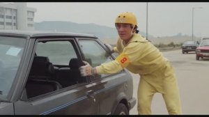 Победители и грешники: 07 (Джеки Чан) на роликах гонится за грабителями