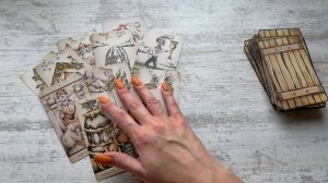 страдает ли по ней? ЧТО К НЕЙ? сукчает? таро расклад