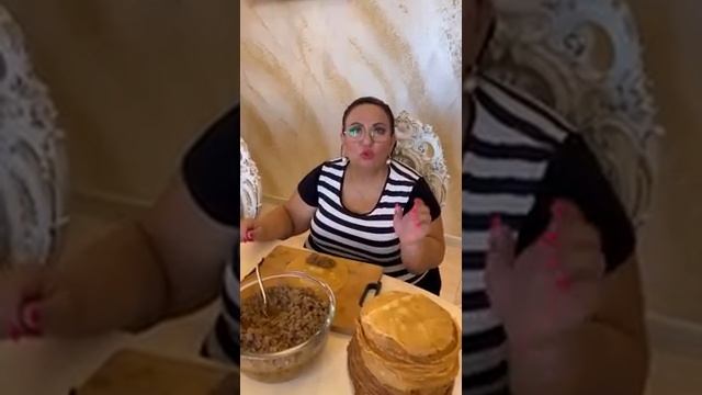 АРУСЯ КАВКАЗ ГОТОВИТ БЛИНЧИКИ С МЯСОМ :)