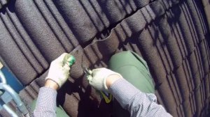 Монтаж бесшумной резино-полимерной кровли Гумибо на дачном доме