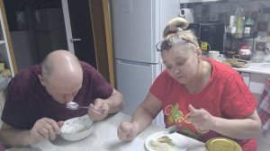 УЖИН с нами. Плакать не стала.