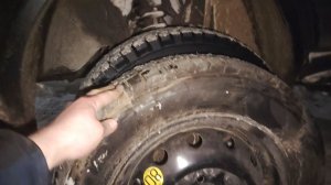 Пробил колесо на Ниве Бронто. Поставил штатную запаску из-под капота.