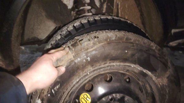 Пробил колесо на Ниве Бронто. Поставил штатную запаску из-под капота.