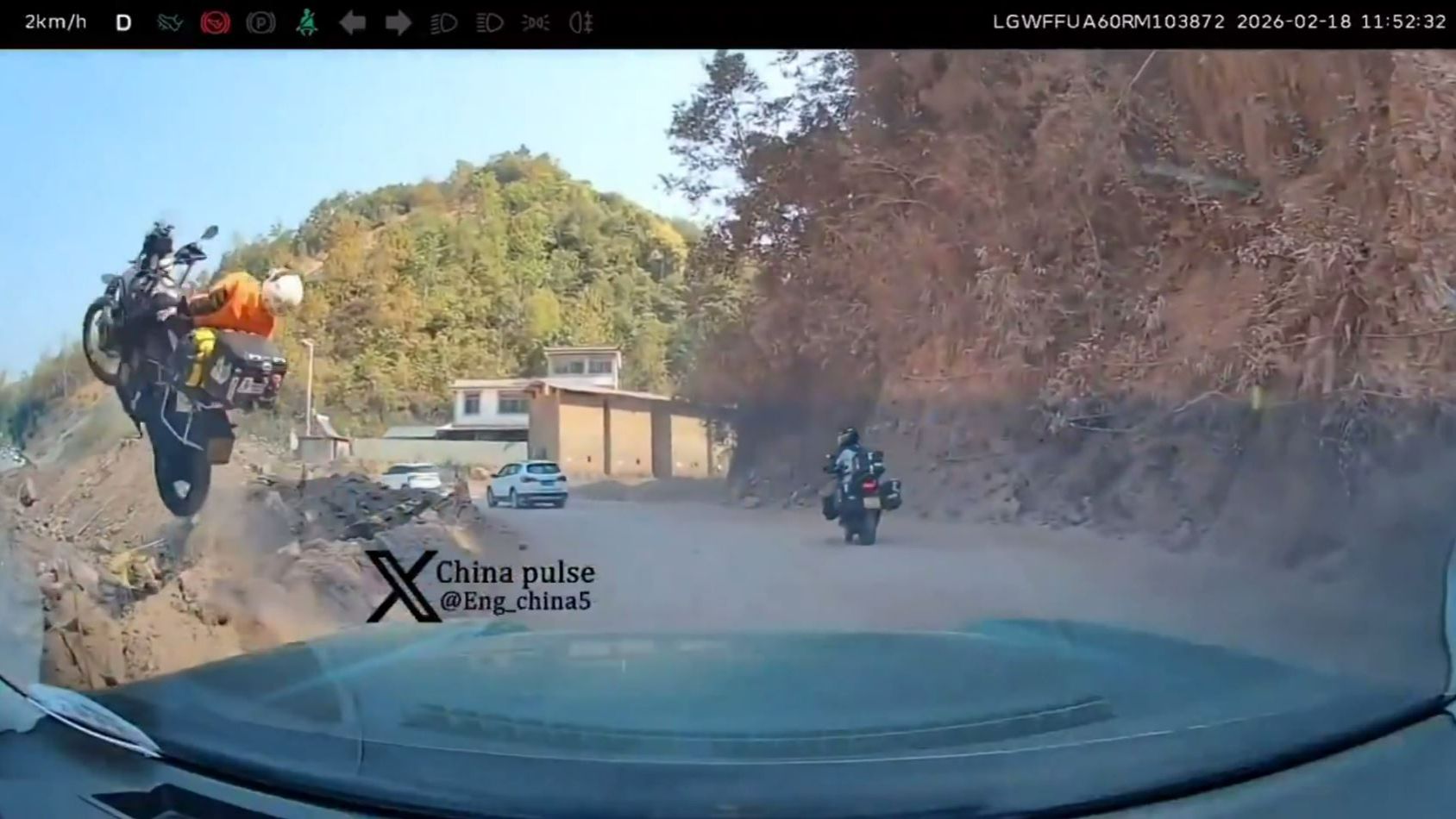 الصين.. دمى باندا آلية تتجول بشكل جذاب في الشوارع смотреть онлайн