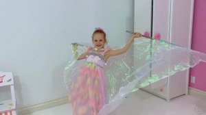 Настя учится наряжаться на диско вечеринку. Веселая ис