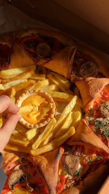 Там на сайте вас ждет горячая новинка: пицца с фришечкой.