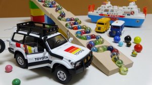 РАЗВИВАЮЩЕЕ ДЛЯ ДЕТЕЙ КАТИМСЯ ПО ДОРОЖКЕ HABA ШАРИКИ И ГРУЗОВИК РАЗВИТИЕ МАЛЫШЕЙ СИНИЙ ТРАКТОР