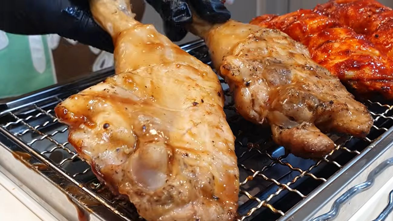 🔥🍲 Мукбанг и Mukbang : ГИГАНТСКАЯ КУРИНАЯ ГОЛЕНЬ 🍗 (Острая + соевый соус 🔥) и BULDAK RAMEN 🍜 смотреть онлайн