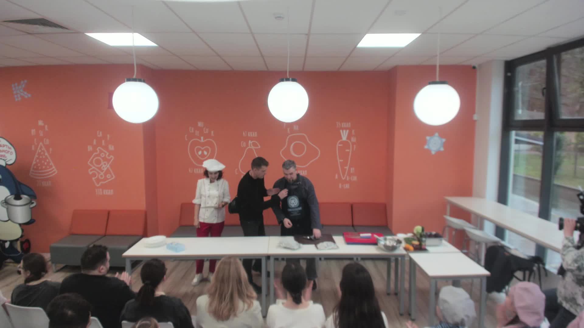 Мастер-класс по приготовлению школьных блюд с известным российским шеф-поваром Григорием Мосиным смотреть онлайн