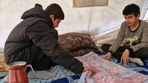 199ч.Марьям успокаивает своих детей и надеется на лучшее завтра в холодных горах