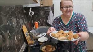 Блины с творожно-вишневой начинкой, килька, овощное рагу с курицей и что нашлось в холодильнике.