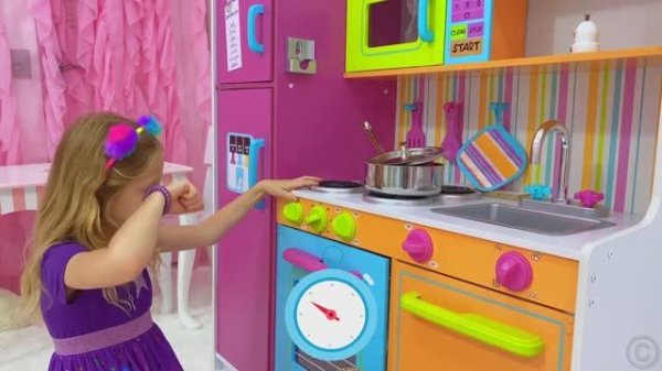 Настя учится готовить папе необычную еду. Полезное ви