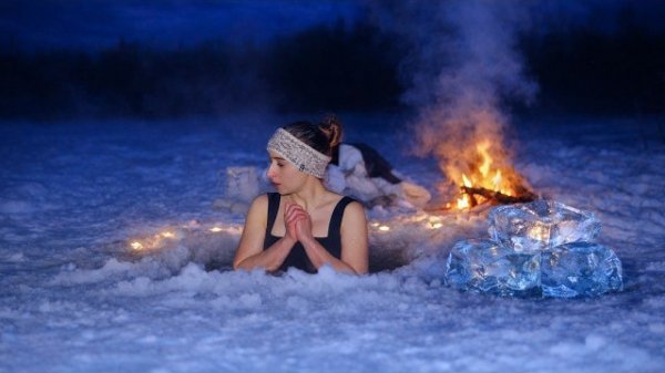 Ледяная ванна во время зимнего кемпинга в -20°C. Бушкрафт