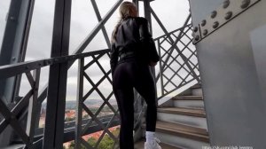 Девушка в хорошо обтягивающих Леггинсах.Прогулка в городе.Мода и Стиль