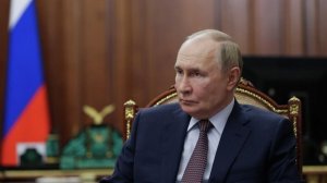 Путин поручил усилить поддержку семей с детьми