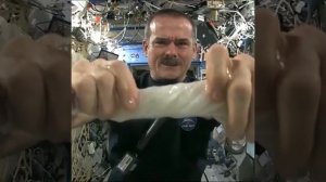 Что будет, если отжать мокрое полотенце в космосе