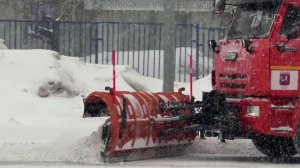 Москва и область пытаются справиться с последствиями сильнейшего снегопада.