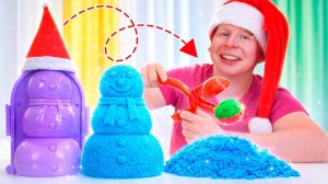 Моя песочница: Весёлый Саша лепит снеговика и ёлочку из кинетического песка | Детские игры