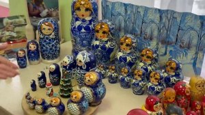 О матрешке. Воспитатель рассказывает про матрешку, выставка детям в детском саду. Народные промыслы.