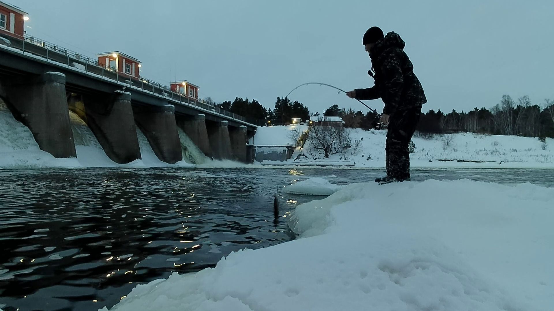 А РУКИ ПОМНЯТ!!! Рыбалка на спиннинг зимой. смотреть онлайн
