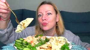 Мукбанг вкусный дамплинги королевские с курицей, огурчики и капустка квашеная. Еда вкуснота!