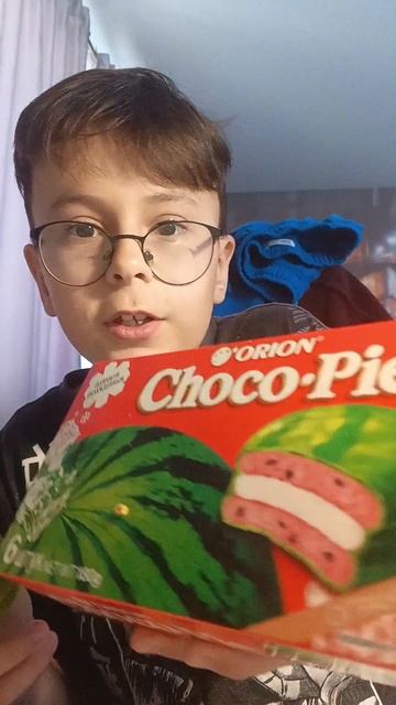 пробую чокопай со вкусом арбузика🤣🤗🤗
