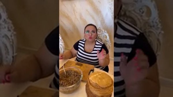 АРУСЯ КАВКАЗ ГОТОВИТ БЛИНЧИКИ С МЯСОМ :)
