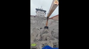 Строительство, разгрузка баржи