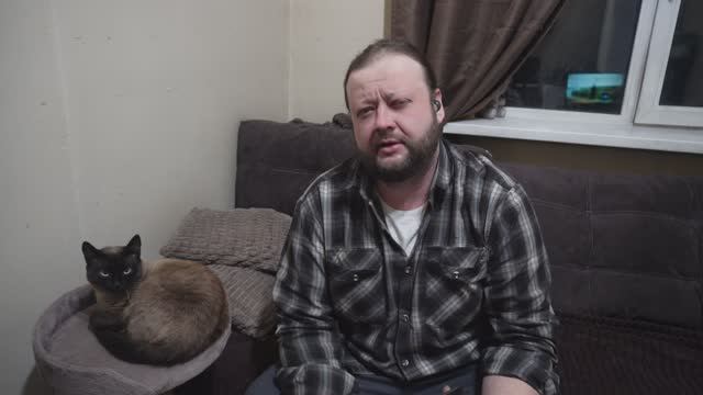 Интеллигентный и умный Игорь с высшим образованием читает комментарии ПОД смотреть онлайн