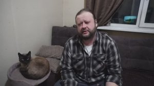 Интеллигентный и умный Игорь с высшим образованием читает комментарии ПОД