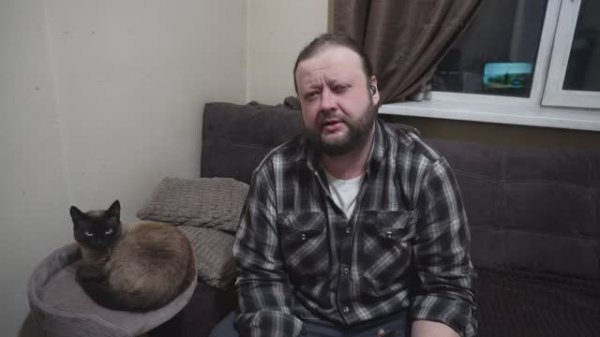 Интеллигентный и умный Игорь с высшим образованием читает комментарии ПОД