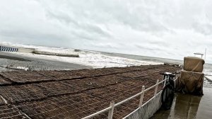 Сочи шторм 19.02.026. Старград. Городская набережная, пляж приморский.