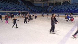 Каток. катание на коньках. ледовый дворец