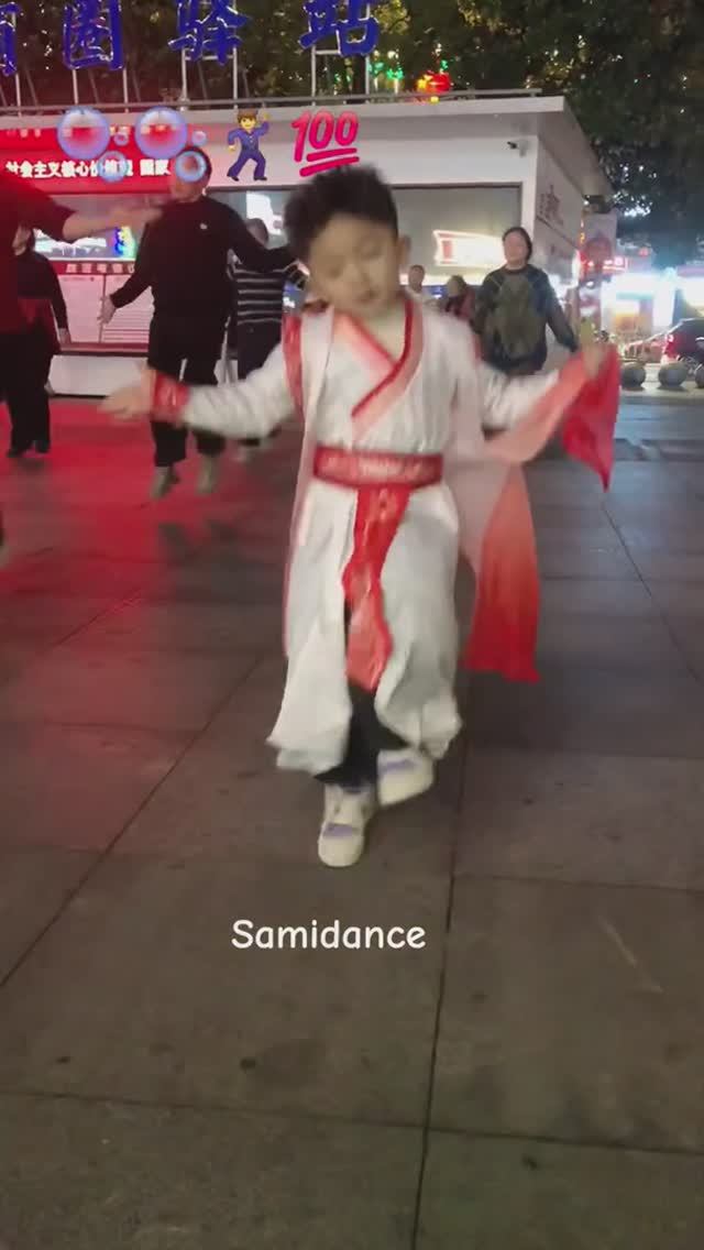 Гениальный мальчик обладает уникальным стилем и навыками.Cute dance #dance #learndance смотреть онлайн