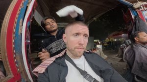 Этот придорожный парикмахер-массажист за 1 доллар не мог удержаться от смеха