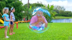 Настя и папа играют в семейные игры для детей на улице.